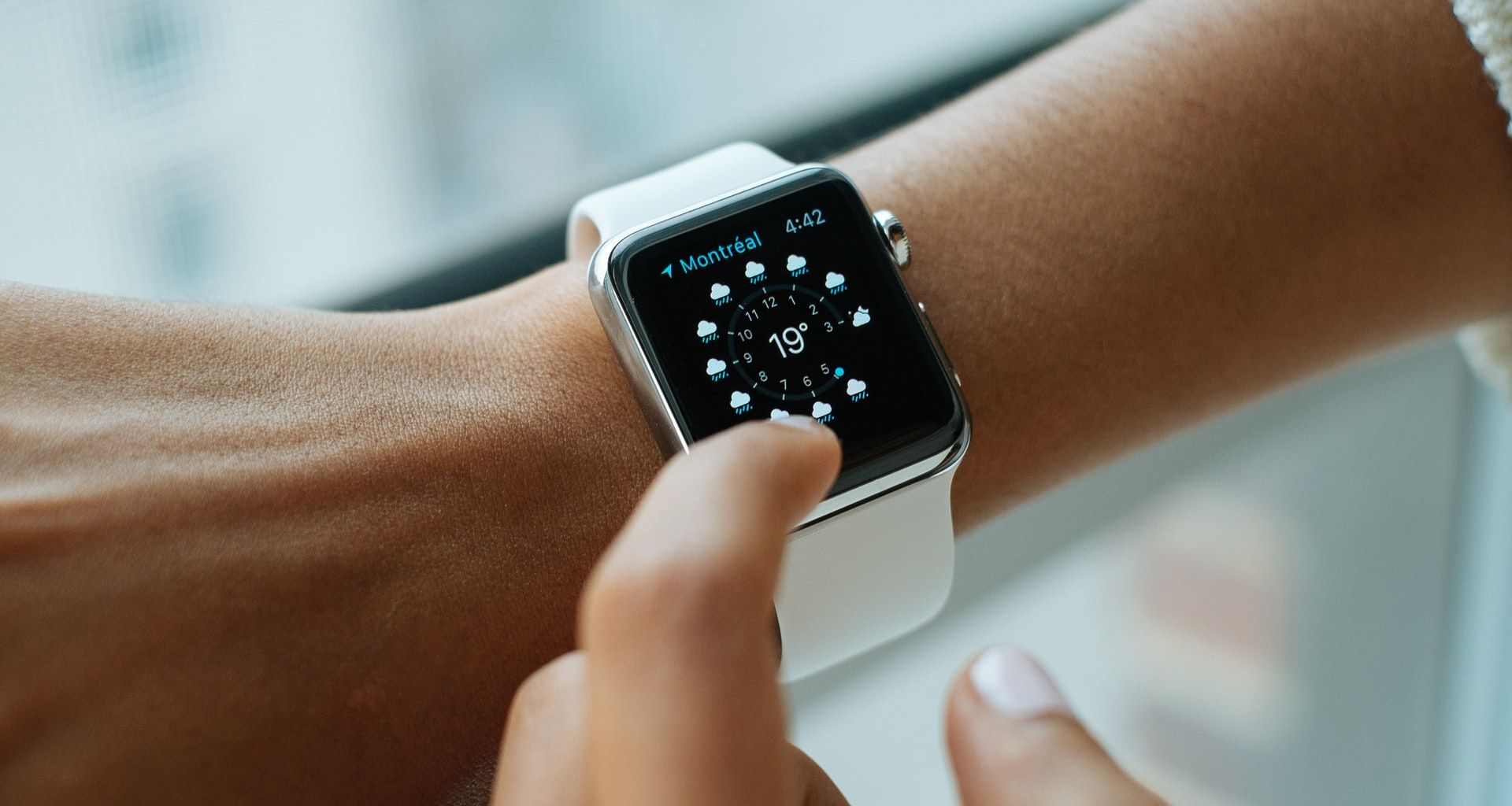 Smartwatch am Handgelenk mit Wetter App