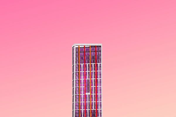 Moderne Architektur vor pinkem Himmel